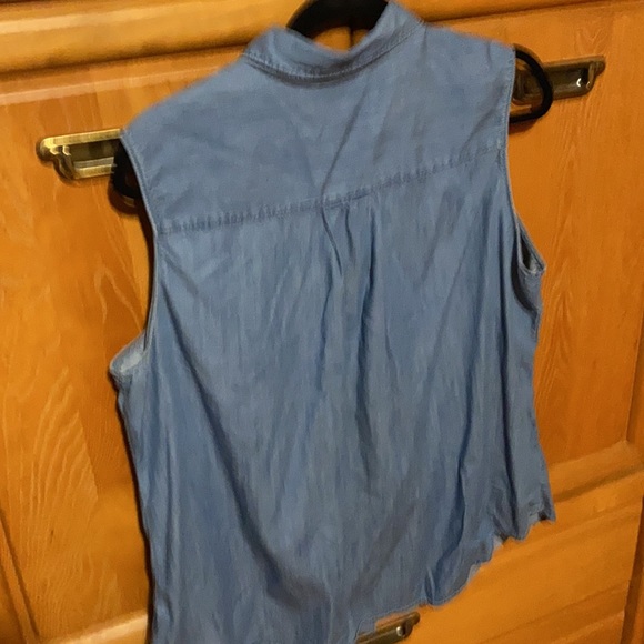 🌴🌴Women’s 1X Sleeveless Denim Blouse🌴🌴 - Picture 2 of 5